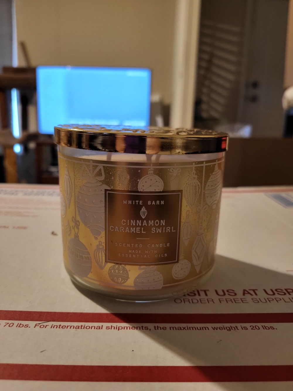 White Barn Cinnamon Caramel Swirl Scented Candle - Gold and Cream